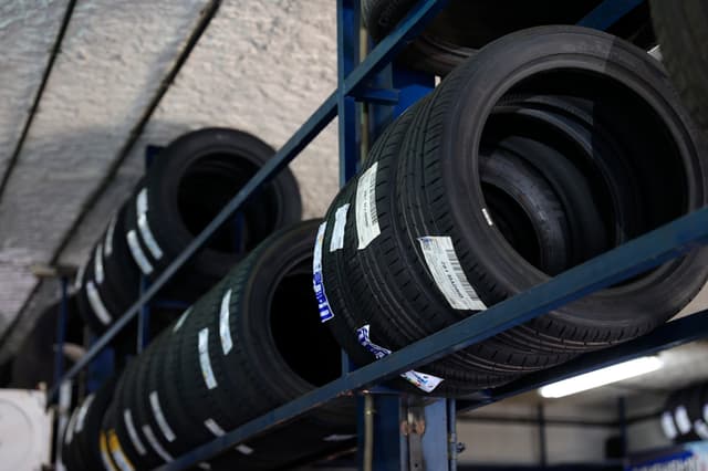 Vista de varios neumáticos en un taller mecánico. Imagen de archivo. (EFE/ Zipi)