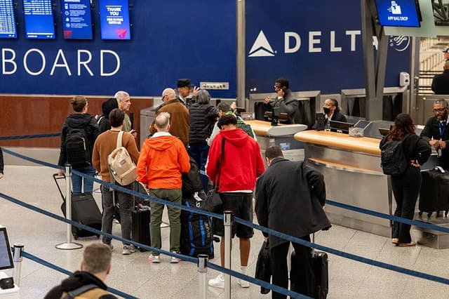 Viajeros haciendo fila en el mostrador de venta de boletos del Aeropuerto Internacional Hartsfield-Jackson el 24 de febrero de 2026 en Atlanta, Georgia. (Jason Allen/Getty Images)