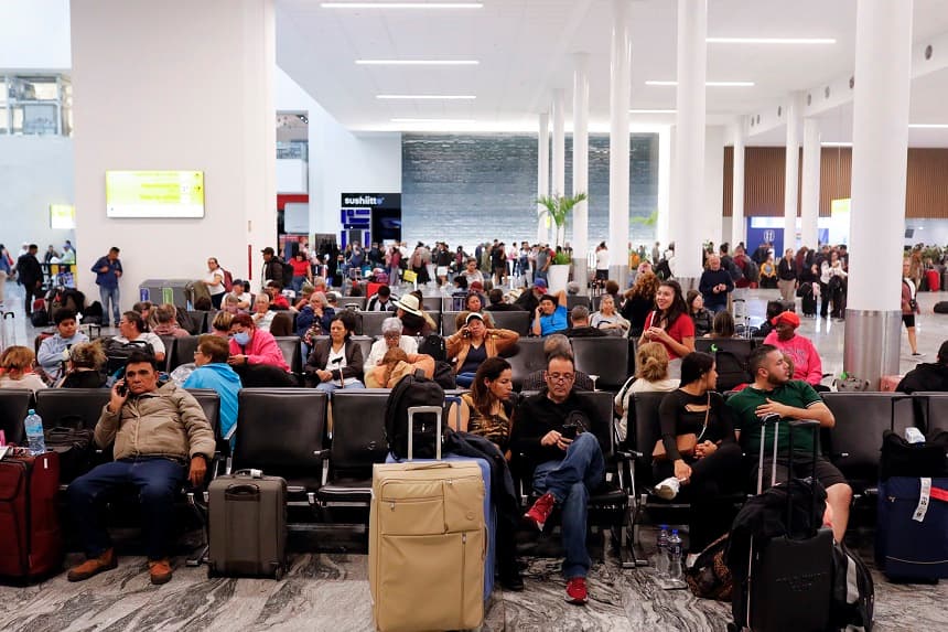 Pasajeros esperan en el Aeropuerto Internacional este lunes, en Guadalajara el 23 de febrero de 2026 (México). (EFE/ Francisco Guasco)
