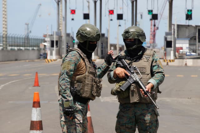 Miembros de las Fuerzas Armadas vigilan una calle en Manta, Ecuador, el 16 de febrero de 2026. (Gerardo MENOSCAL / AFP vía Getty Images)