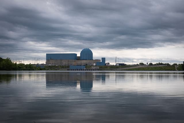 Una vista aérea muestra nubes de tormenta sobre la central nuclear de un solo reactor del Clinton Clean Energy Center de Constellation el 25 de julio de 2025 en Clinton, Illinois. Meta firmó recientemente un acuerdo de compra de energía de 20 años con Constellation para la producción de la central. (Foto de Scott Olson/Getty Images)