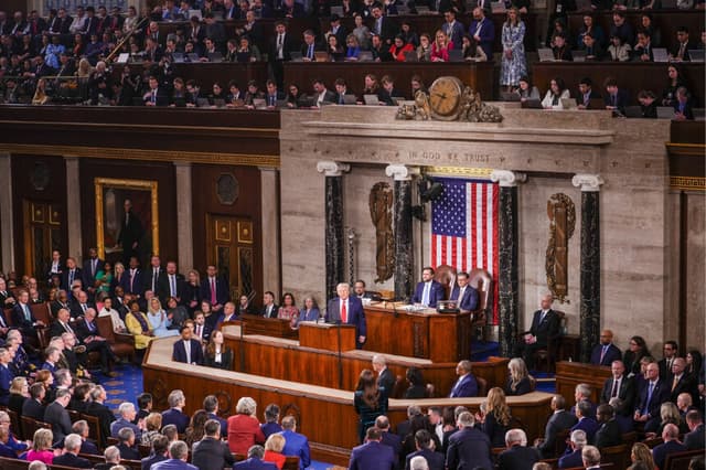 El presidente Donald Trump pronuncia su primer discurso sobre el estado de la Unión durante su segundo mandato presidencial en la Cámara de Representantes del Capitolio, en Washington, el 24 de febrero de 2026. (Madalina Kilroy/The Epoch Times).
