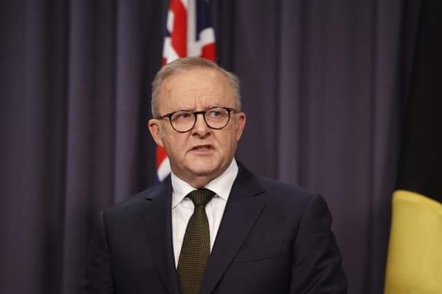 Primer ministro Anthony Albanese habla con los medios de comunicación en el Parlamento de Canberra el 14 de diciembre de 2025 en Canberra, Australia. (Hilary Wardhaugh/Getty Images).