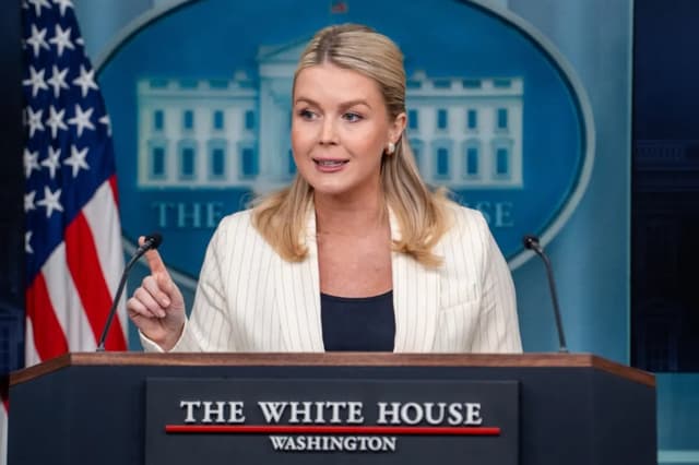 La secretaria de prensa de la Casa Blanca, Karoline Leavitt, habla durante una rueda de prensa en la Casa Blanca en Washington, el 10 de febrero de 2026. (Madalina Kilroy/The Epoch Times)