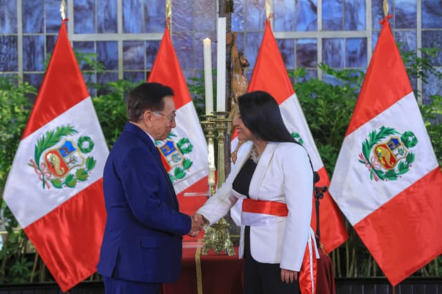 Fotografía cedida por la presidencia de Perú que muestra al presidente interino, el izquierdista José María Balcázar, saludando a la nueva presidenta del Congreso de Ministros del Gobierno, Denisse Miralles, este martes durante un evento en Lima, Perú. (EFE/ Presidencia de Perú)