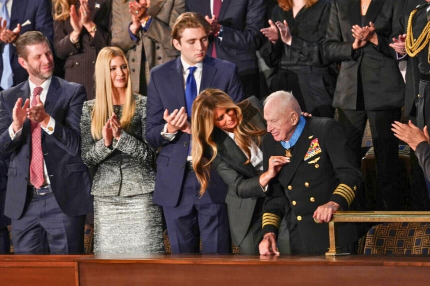 Trump entrega la Medalla de Honor a dos pilotos en el discurso sobre el estado de la Unión