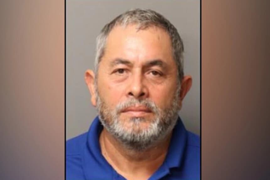 Condena por abuso sexual infantil, revocación de ciudadanía y expulsión tras cumplir la pena de prisión