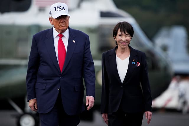El presidente de Estados Unidos, Donald Trump, y la primera ministra japonesa, Sanae Takaichi, llegan para hablar con las tropas a bordo del USS George Washington en las instalaciones de la Flota de Yokosuka, en Yokosuka, Japón, el 28 de octubre de 2025. (Andrew Harnik/Getty Images)