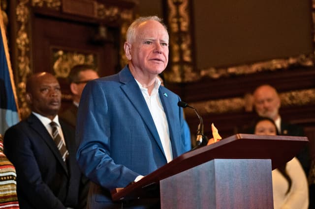 El gobernador de Minnesota, Tim Walz, habla durante una rueda de prensa sobre la detención federal de niños en el edificio del Capitolio estatal, en St. Paul, Minnesota, el 3 de febrero de 2026. (Stephen Maturen/Getty Images)