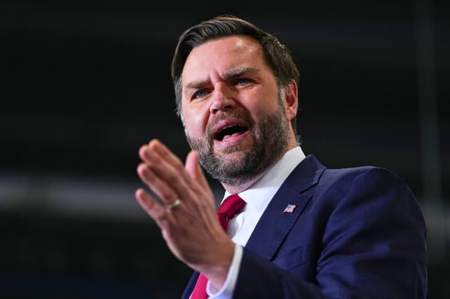 PLOVER, WISCONSIN - 26 DE FEBRERO: El vicepresidente de los Estados Unidos, JD Vance, habla en Pointe Precision el 26 de febrero de 2026 en Plover, Wisconsin. Tras el discurso sobre el estado de la Unión, Vance visita las instalaciones de mecanizado de Pointe Precision. (Foto de Matt Rourke-Pool/Getty Images).