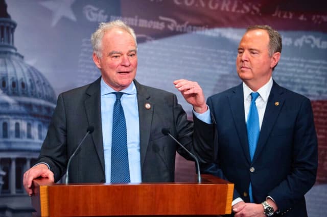 El senador Tim Kaine (D-Va. ) y el senador Adam Schiff (D-Calif.) hablan en una conferencia de prensa en el Capitolio, en Washington, el 14 de enero de 2025. (Madalina Kilroy/The Epoch Times).