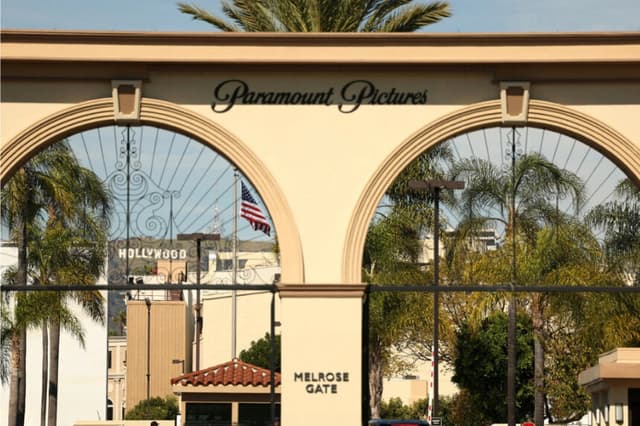 La puerta principal de Paramount Pictures Studios en Los Ángeles el 27 de febrero de 2026. (Mario Anzuoni/Reuters)