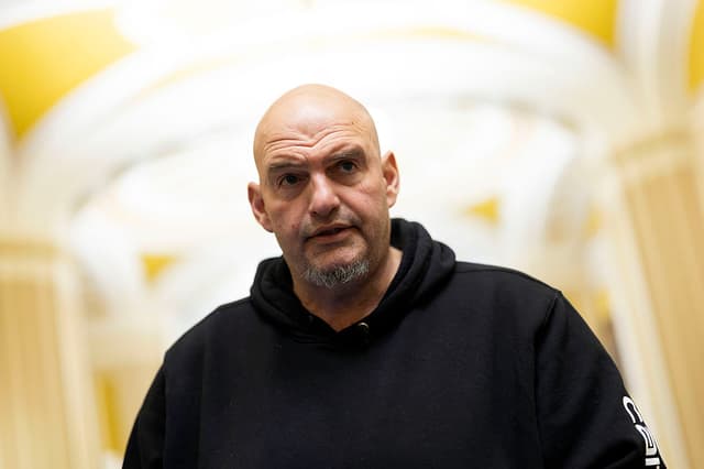 El senador estadounidense John Fetterman (D-Pa.) habla con la prensa al salir de la Cámara del Senado en el Capitolio de Estados Unidos, el 29 de enero de 2026, en Washington, D.C. (Kevin Dietsch/Getty Images)
