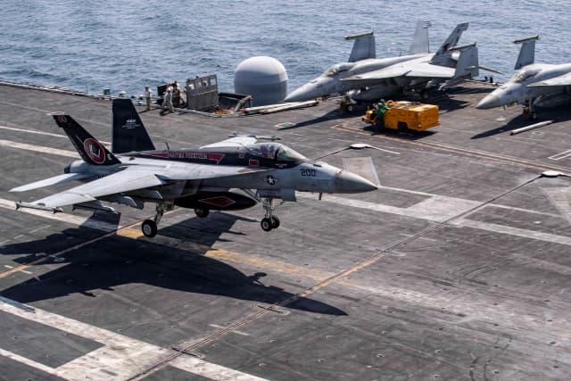Un F/A-18E Super Hornet, adscrito al Escuadrón de Cazas de Ataque (VFA) 14, realiza un aterrizaje con frenado en la cubierta de vuelo del portaaviones de clase Nimitz USS Abraham Lincoln (CVN 72) en apoyo de la Operación Furia Épica, en el mar, el 28 de febrero de 2026. (Marina de Estados Unidos a través de Getty Images)