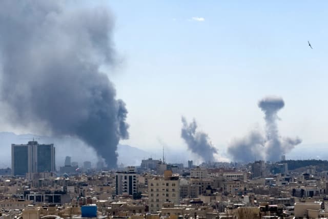 Columnas de humo se elevan tras las explosiones registradas en Teherán, Irán, el 1 de marzo de 2026. (Mahsa/Middle East Images / AFP a través de Getty Images)