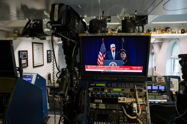Una retransmisión en directo de NBC News emite un fragmento del vídeo del presidente Donald Trump en Truth Social desde la sala de prensa James S. Brady de la Casa Blanca en Washington, el 28 de febrero de 2026. (Anna Moneymaker/Getty Images)
