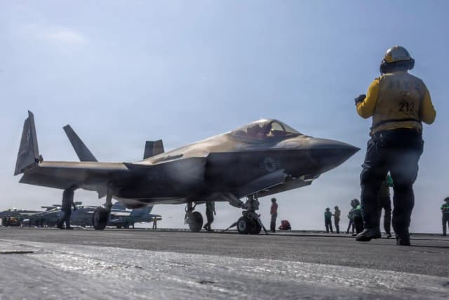 Un F-35C Lightning II, asignado al Escuadrón de Ataque de Cazas de la Marina (VMFA) 314, se prepara para despegar desde la cubierta de vuelo del portaaviones de clase Nimitz USS Abraham Lincoln (CVN 72) en apoyo de la Operación Epic Fury, el 28 de febrero de 2026. (Marina de EE. UU./vía DVIDS)