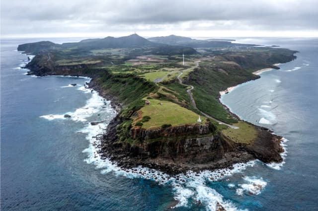 Yonaguni, la isla habitada más occidental de Japón, a unos 111 kilómetros de Taiwán, aparece fotografiada en Yonaguni, Japón, el 13 de abril de 2022. Las islas del suroeste de Japón se encuentran cerca de Taiwán, y cualquier conflicto allí podría amenazar las rutas marítimas, el espacio aéreo y las bases estadounidenses de Japón en su territorio. (Carl Court/Getty Images)