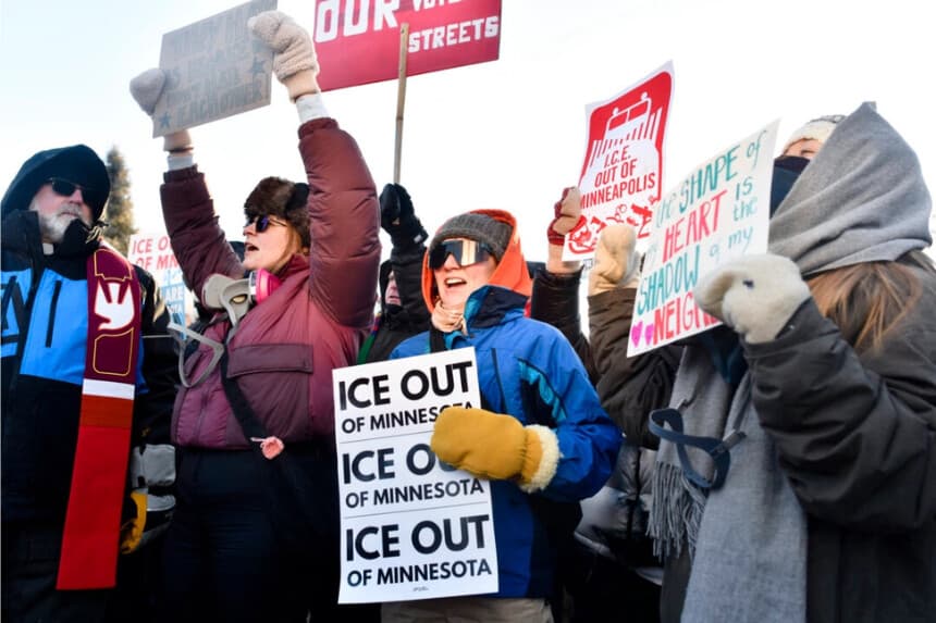 Los manifestantes se reúnen en el edificio federal Bishop Whipple para oponerse a las detenciones del ICE, en Minneapolis, Minnesota, el 30 de enero de 2026. (Octavio Jones/AFP via Getty Images)