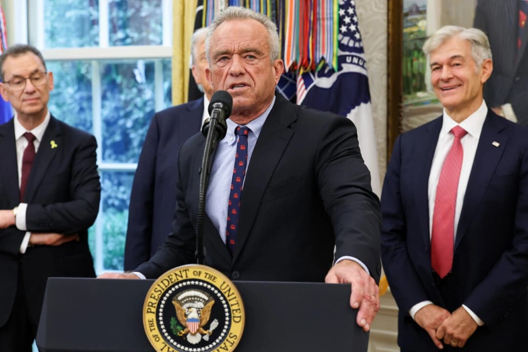 El secretario de Salud y Servicios Humanos, Robert F. Kennedy Jr., habla en la Oficina Oval de la Casa Blanca en Washington, el 30 de septiembre de 2025. (Win McNamee/Getty Images)
