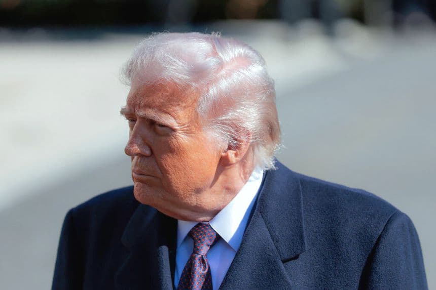 El presidente de Estados Unidos, Donald Trump, se detiene para hablar con los medios de comunicación mientras se marcha en el Marine One desde el jardín sur de la Casa Blanca el 27 de febrero de 2026 en Washington, DC. (Heather Diehl/Getty Images)
