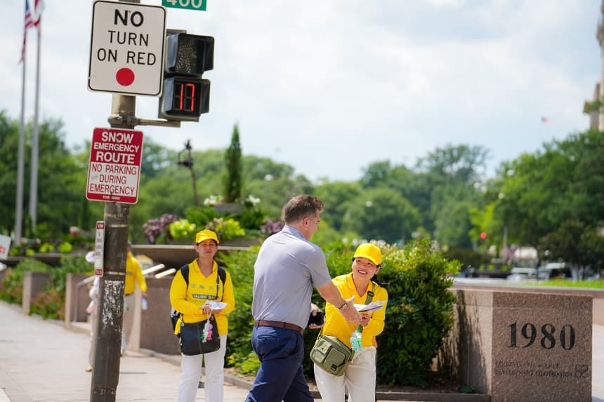 Hombre presuntamente ataca a practicante de Falun Gong en Nueva York