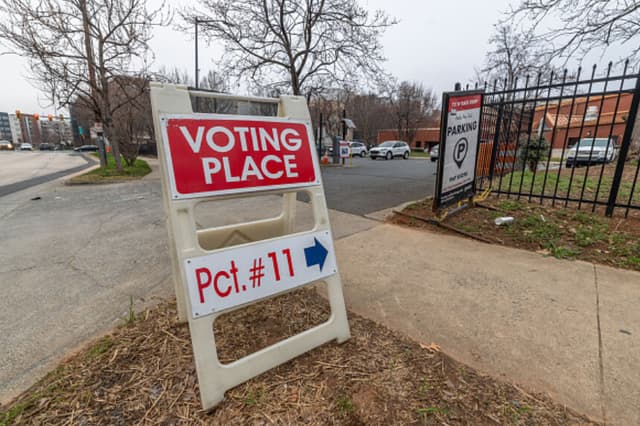 No hubo colas de votantes cuando se abrieron las urnas en la iglesia Greater Mount Moriah Primitive Baptist Church, distrito electoral 11 del condado de Mecklenburg, para las elecciones primarias de 2026, celebradas el 3 de marzo de 2026 en Charlotte, Carolina del Norte. Si el expresidente del Comité Nacional Republicano Michael Whatley, respaldado por el presidente Trump, gana las primarias, se enfrentará al exgobernador Roy Cooper en las elecciones generales. (Grant Baldwin/Getty Images).