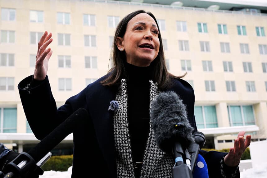 La líder de la oposición venezolana, María Corina Machado, habla con la prensa, en el Departamento de Estado de EE. UU. en Washington D. C., el 28 de enero de 2026. (Oliver Contreras / AFP vía Getty Images)