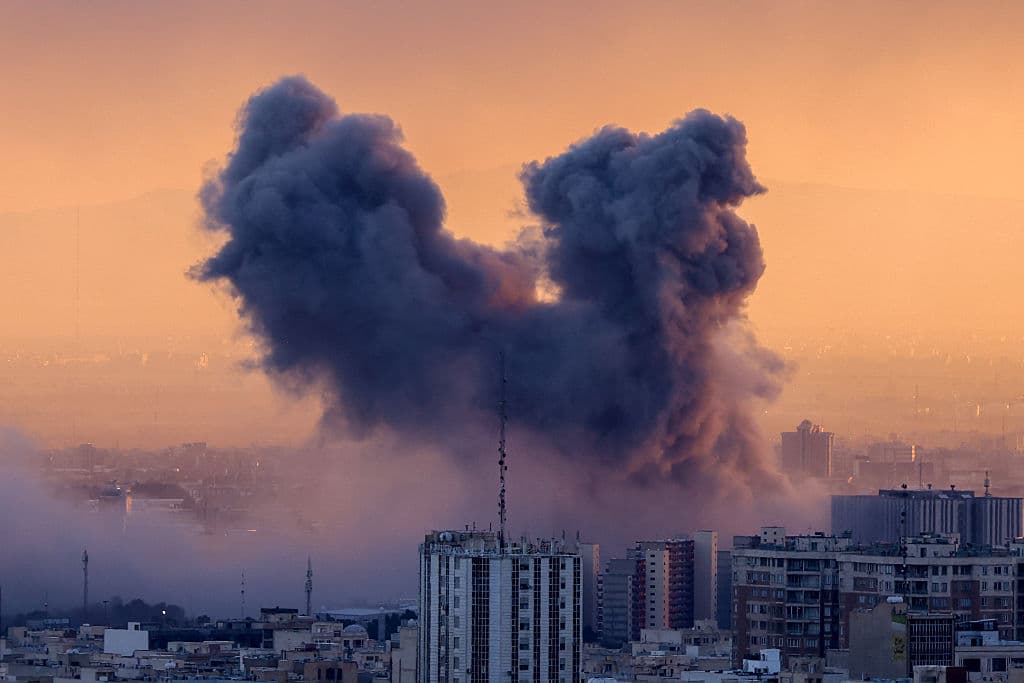 Una columna de humo se eleva tras un ataque a la capital iraní, Teherán, el 3 de marzo de 2026. (ATTA KENARE / AFP vía Getty Images)