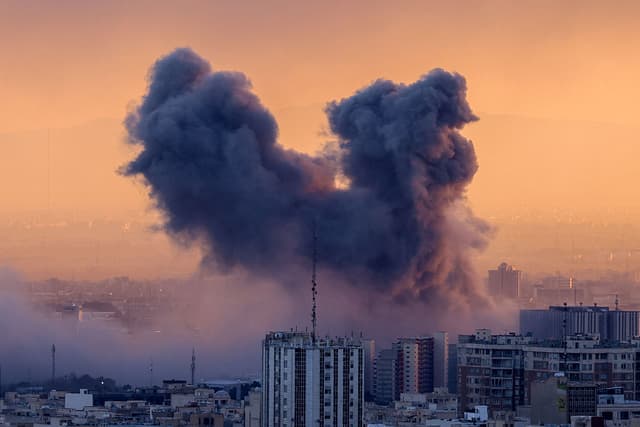 Una columna de humo se eleva tras un ataque a la capital iraní, Teherán, el 3 de marzo de 2026. (ATTA KENARE / AFP vía Getty Images)