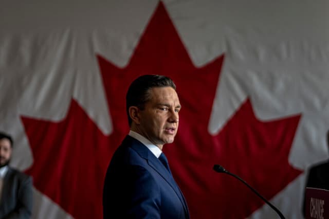 El líder del Partido Conservador de Canadá, Pierre Poilievre, habla en una rueda de prensa durante un acto de campaña el 14 de abril de 2025 en el Holiday Inn & Suites de Montreal, Canadá. Pierre Poilievre anunció que, si sale elegido, será más duro con la delincuencia y restablecerá las penas consecutivas para los autores de asesinatos en masa. (Andrej Ivanov/Getty Images).
