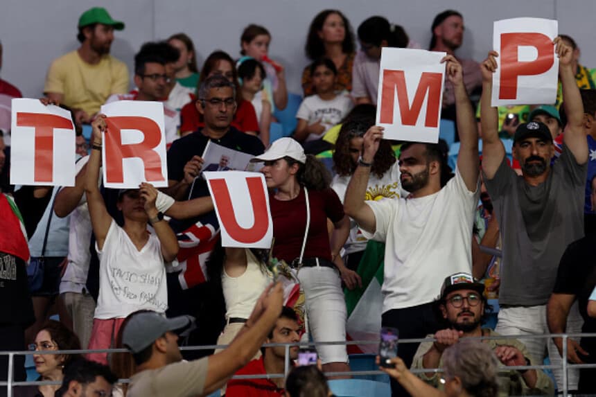 Aficionados iraníes muestran pancartas en apoyo al presidente estadounidense Donald Trump durante el partido de fútbol de la Copa Asiática Femenina de la AFC Australia 2026 entre Irán y Australia en Gold Coast el 5 de marzo de 2026. (Izhar Khan / AFP vía Getty Images).