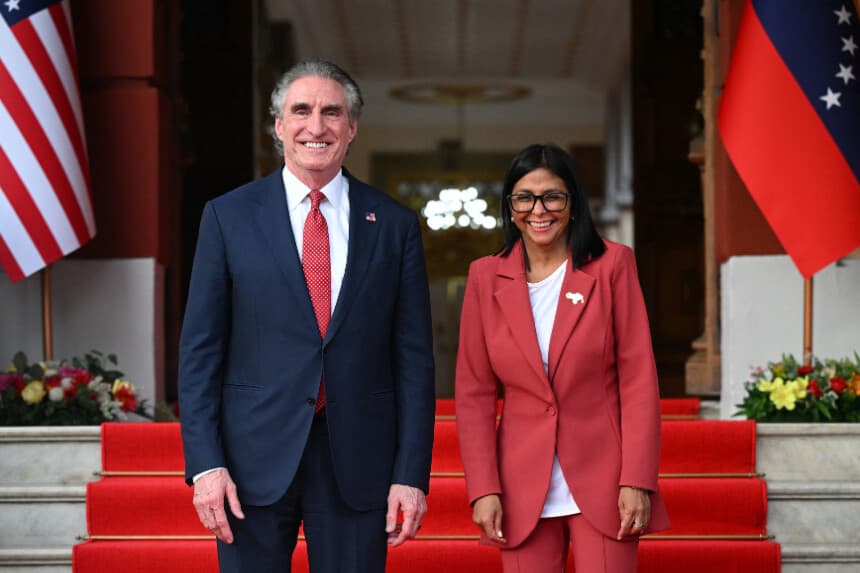 La presidente interina de Venezuela, Delcy Rodríguez, y el secretario del Interior de EE. UU., Doug Burgum, tras una reunión en el Palacio Presidencial de Miraflores, en Caracas, el 4 de marzo de 2026. (Federico PARRA / AFP a través de Getty Images)