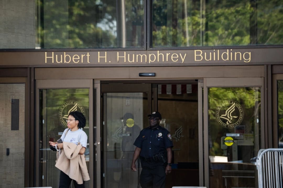 Estados Unidos Departamento de Salud y Servicios Humanos en el edificio Hubert H. Humphrey en Washington el 28 de abril de 2025. (Madalina Vasiliu/The Epoch Times)