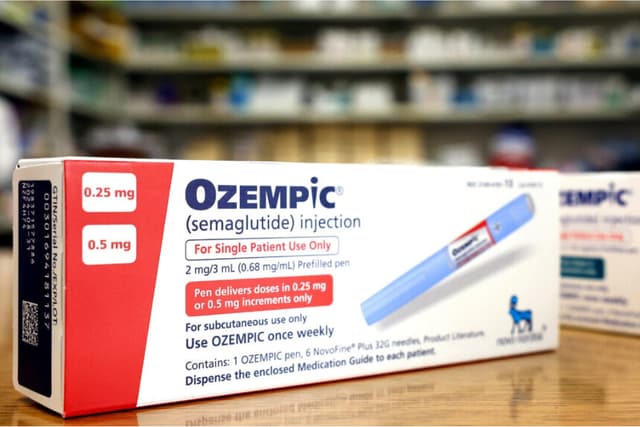 Cajas del medicamento para la diabetes Ozempic descansan en el mostrador de una farmacia en Los Ángeles, el 17 de abril de 2023. (Mario Tama/Getty Images)
