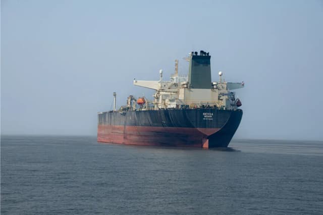 El petrolero iraní de petróleo crudo, Sevda, zarpa cerca de Bandare Asaluyah, Irán, el 27 de enero de 2026. (Sam/Middle East Images/AFP via Getty Images)