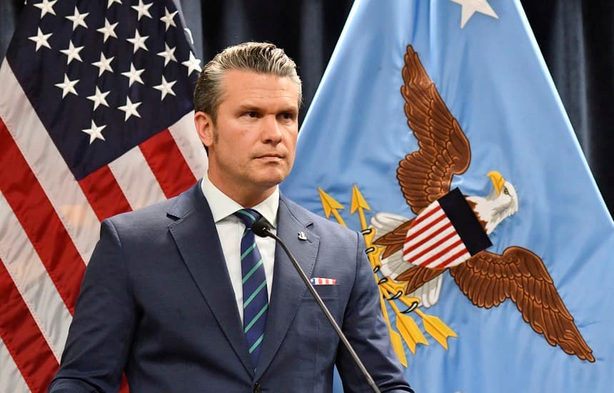 El secretario de Defensa de los Estados Unidos, Pete Hegseth, observa durante una conferencia de prensa conjunta con el almirante Charles Bradford "Brad" Cooper II, comandante del Mando Central de Estados Unidos, en la sede del Mando Central de los Estados Unidos (CENTCOM) en la base aérea MacDill, en Tampa, Florida, el 5 de marzo de 2026. (Octavio JONES / AFP a través de Getty Images)