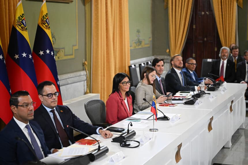 La presidenta interina de Venezuela, Delcy Rodríguez (C), en una reunión con una delegación estadounidense en el Palacio Presidencial de Miraflores, en Caracas, el 4 de marzo de 2026.(Federico PARRA / AFP vía Getty Images)