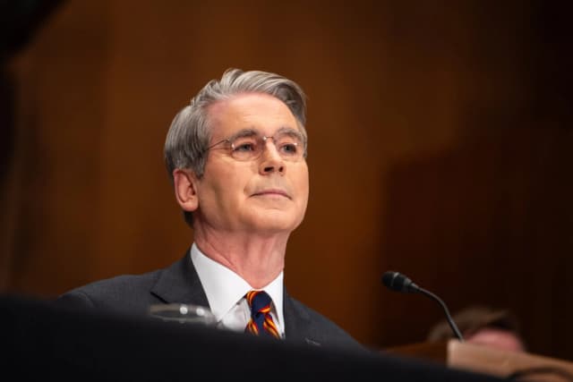 El secretario del Tesoro, Scott Bessent, testifica ante el Comité Senatorial de Banca, Vivienda y Asuntos Urbanos en el Capitolio, Washington, el 5 de febrero de 2026. (Madalina Kilroy/The Epoch Times)