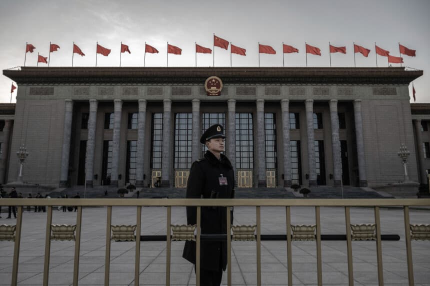 Un miembro de la Policía Armada del Pueblo hace guardia en la entrada de la Asamblea Nacional Popular en el Gran Salón del Pueblo durante las reuniones de las delegaciones el 6 de marzo de 2024 en Beijing, China. (Foto de Kevin Frayer/Getty Images)