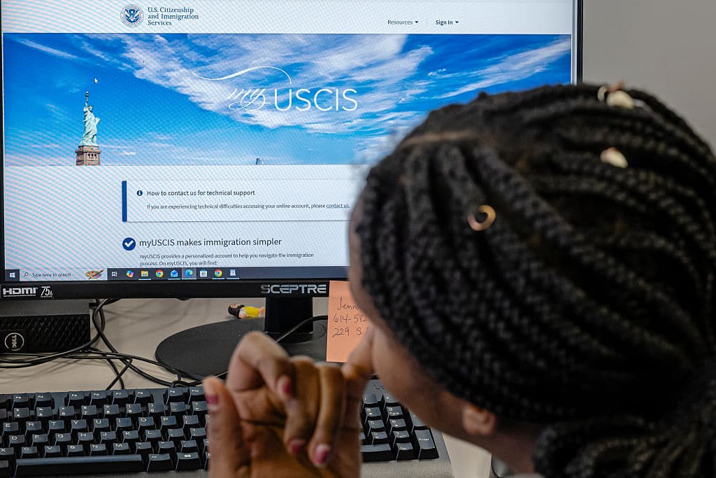 Un inmigrante haitiano inicia sesión en el sitio web del Servicio de Ciudadanía e Inmigración de Estados Unidos (USCIS) en la Sociedad de San Vicente de Paúl el 3 de febrero de 2026 en Springfield, Ohio. Un juez federal emitió una suspensión temporal que bloquea el intento de la administración Trump de retirar el Estatus de Protección Temporal (TPS) a los inmigrantes haitianos. Sin embargo, los beneficiarios haitianos del TPS y los residentes de Springfield siguen enfrentando incertidumbre sobre su estatus de protección. (Foto de Jon Cherry/Getty Images)