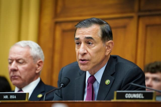 El representante Darrell Issa (republicano por California) habla en una audiencia sobre la supervisión de la Comisión Federal de Comercio en Washington el 13 de julio de 2023. (Madalina Vasiliu/The Epoch Times)