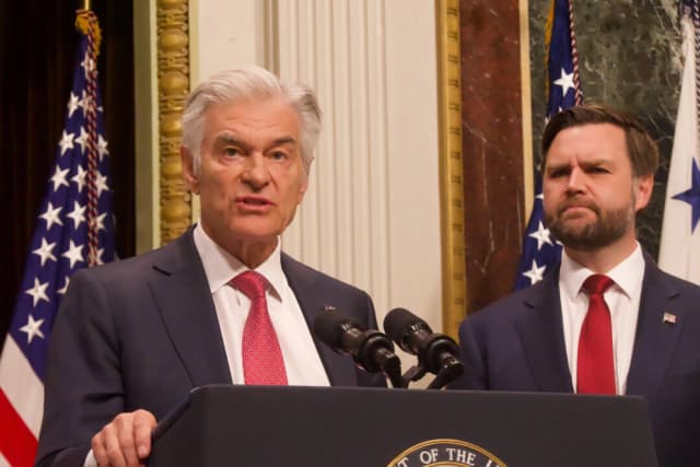 El Dr. Mehmet Oz, administrador del Centro de Servicios de Medicare y Medicaid, habla en una conferencia de prensa en la Biblioteca del Edificio de Oficinas Ejecutivas Eisenhower en Washington, el 25 de febrero de 2026. (Travis Gillmore/The Epoch Times)
