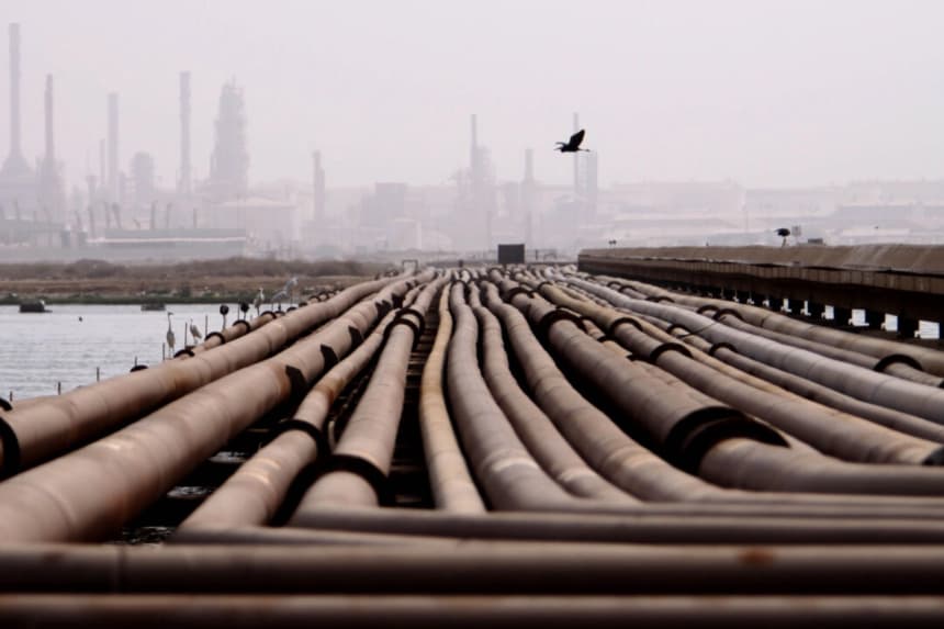 Oleoductos cerca de una refinería en Sitra, Bahréin, en el Golfo Pérsico, el 19 de agosto de 2009. (Hasan Jamali/AP Photo)