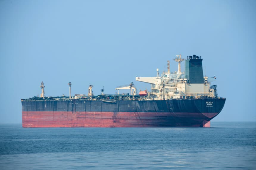 El petrolero Sevda navega cerca de Bandare Asaluyah, Irán, el 27 de enero de 2026. El condensado se carga en los petroleros después de ser procesado en las refinerías de gas de Bandare Asaluyah. (Sam/Middle East Images/AFP a través de Getty Images)