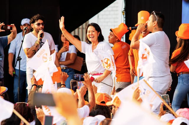 La candidata presencial, Keiko Fujimori, saluda durante la conmemoración del Día Internacional de la Mujer, y el 16 aniversario del partido político Fuerza Popular este domingo, en el distrito de San Juan de Lurigancho en Lima, Perú. (EFE/ Renato Pajuelo)