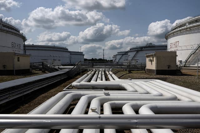 La terminal de tanques de petróleo y los oleoductos de la empresa estatal MERO, que transporta petróleo crudo y protege las reservas estratégicas de crudo de la República Checa, el 17 de junio de 2025. (Michal Cizek/AFP vía Getty Images)