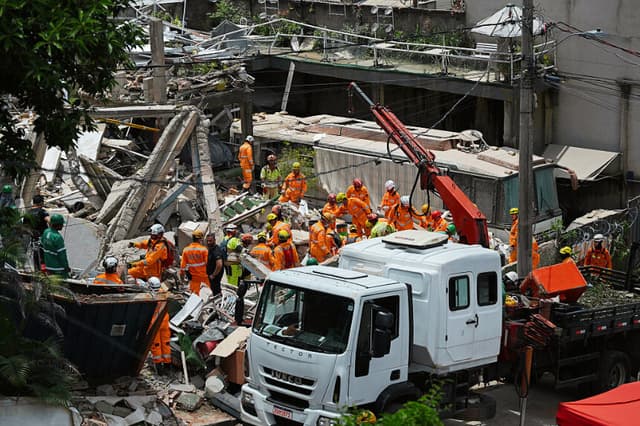 Los bomberos de Minas Gerais trabajan en una residencia de ancianos derrumbada en Belo Horizonte, estado de Minas Gerais, Brasil, el 5 de marzo de 2026. (DOUGLAS MAGNO / AFP vía Getty Images)