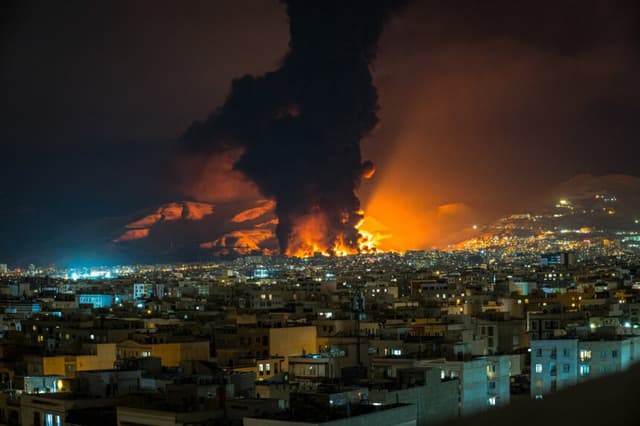 Humo y llamas se elevan en el lugar de los ataques aéreos contra un depósito de petróleo en Teherán, el 7 de marzo de 2026. (Sasan/Middle East Images/AFP a través de Getty Images)