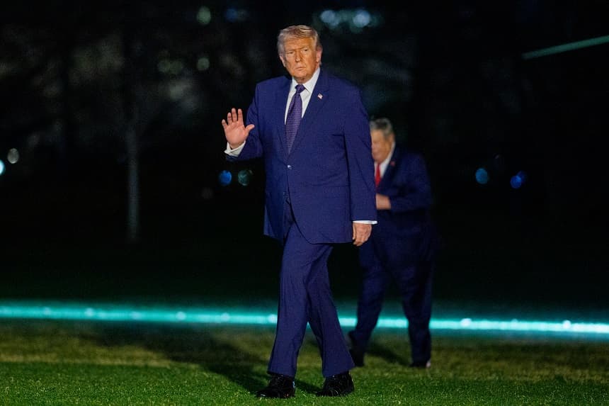 El presidente de Estados Unidos, Donald Trump, camina por el Jardín Sur al llegar a la Casa Blanca el 9 de marzo de 2026 en Washington, DC. (Andrew Harnik/Getty Images)